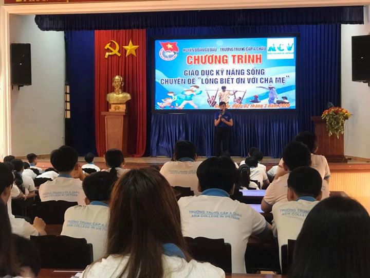 Sinh-vien-xep-hang-do-than-nhiet-trong-ngay-dau-tro-lai-truong-02-3-2020